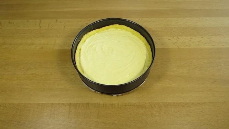 Para preparar una tarta con requesón, ponga el relleno sobre la masa