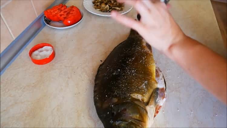 Para cocinar kappa en el horno, condimentar el pescado