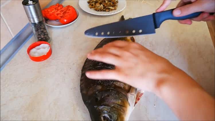 Para hacer kappa en el horno, haga incisiones en el pescado.