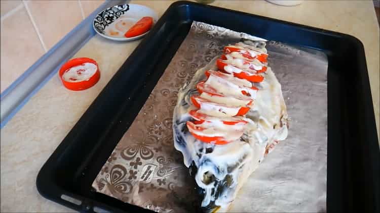 Para hacer kappa en el horno, ponga tomates al pescado.