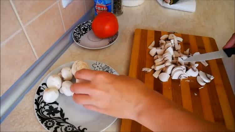 Para hacer kappa en el horno, corta los champiñones