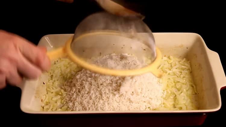 Pour faire cuire du riz avec du poulet au four, mettez du riz sur les légumes