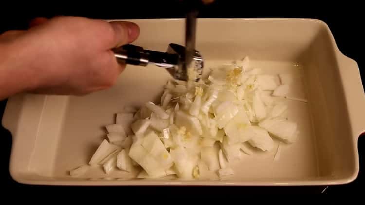 Para cocinar arroz con pollo en el horno, picar el ajo.