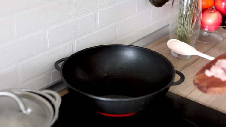 Para cocinar arroz con verduras y pollo, calienta la sartén