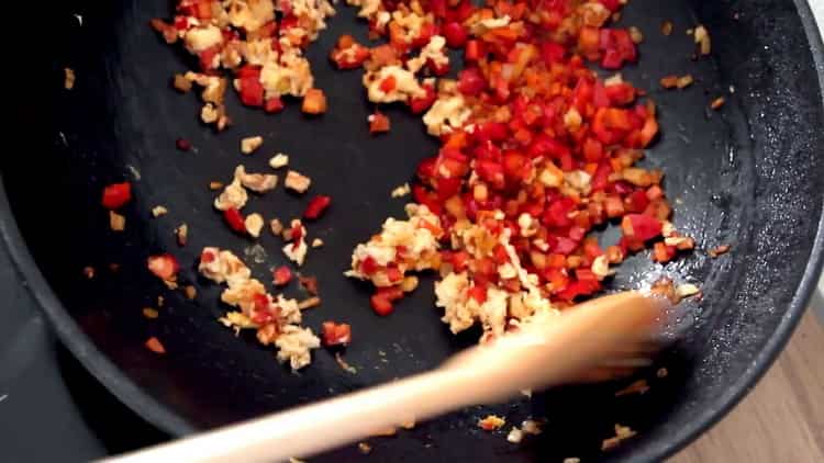 Para cocinar arroz con verduras y pollo, freír los ingredientes.