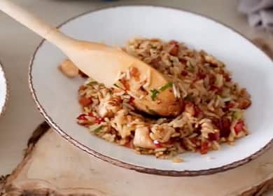 Riz aux légumes et au poulet selon une recette étape par étape avec une photo