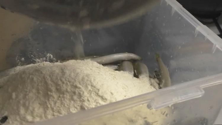 To prepare the smelt, prepare add flour to the fish