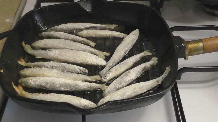 Pour préparer l'éperlan, faire frire le poisson