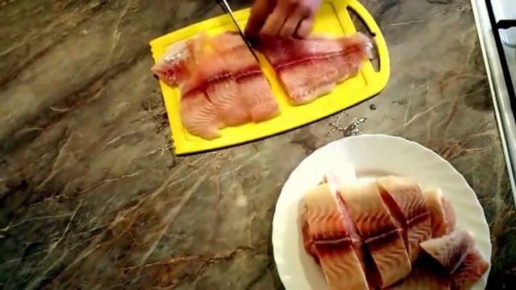 Para cocinar pescado rebozado, córtalo