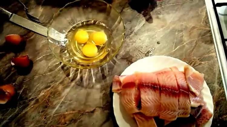 Para cocinar pescado rebozado, bata los huevos