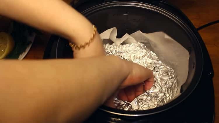 Para cocinar el pescado en una olla de cocción lenta, ponga el pescado en el tazón.