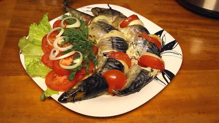 el pescado en la olla de cocción lenta está listo