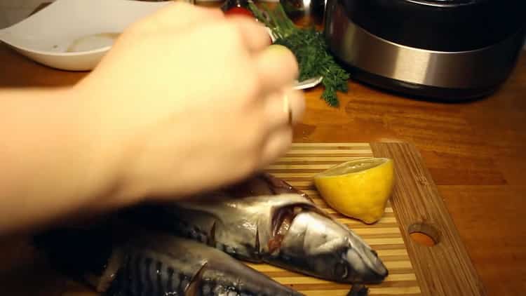 Para cocinar pescado en una olla de cocción lenta, corte un limón.