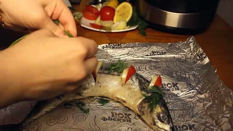 Pour faire cuire le poisson dans une mijoteuse, mettez les tomates sur une feuille