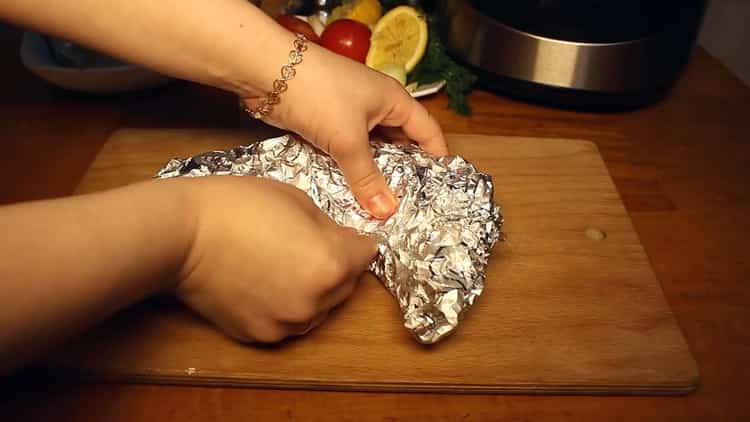 To cook fish in a slow cooker, close the foil