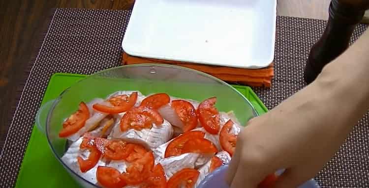 Za kuhanje ribe u dvostrukom kotlu. stavite rajčicu