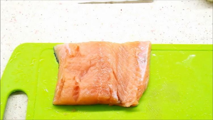 Pour préparer le poisson dans une sauce crémeuse, préparez les ingrédients