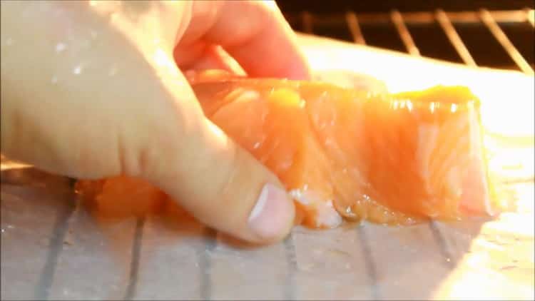 Cuire le poisson dans une sauce crémeuse, préchauffer le four