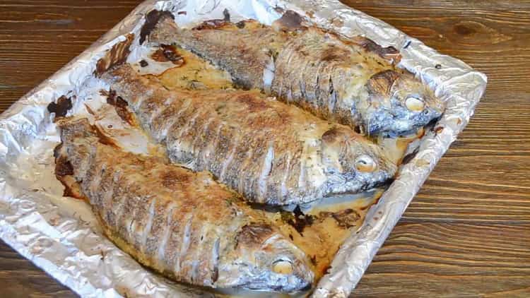 Za kuhanje ribe na kiselom vrhnju u pećnici, prethodno zagrijte pećnicu