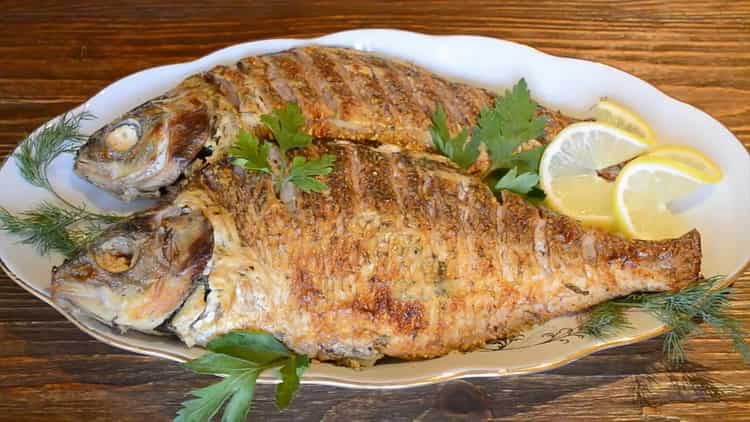 Kako naučiti kako kuhati ukusnu ribu u kiselom vrhnju u pećnici