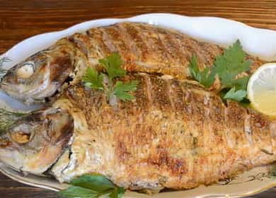 Comment apprendre à faire cuire un poisson savoureux dans de la crème sure au four