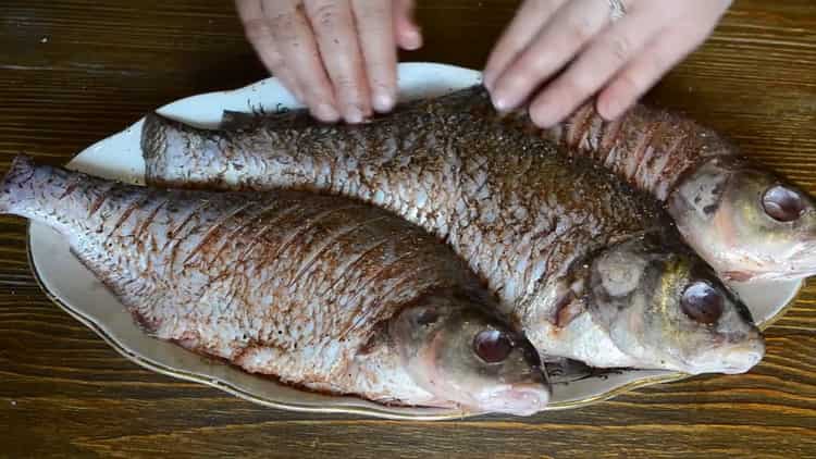 Da biste kuhali ribu na kiselom vrhnju u pećnici, premažite je ribom