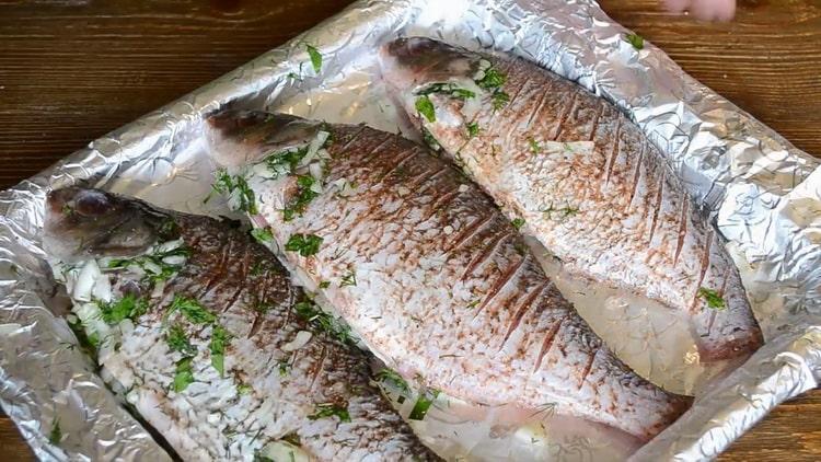 Da biste kuhali ribu na kiselom vrhnju u pećnici, sastojke stavite u lim za pečenje