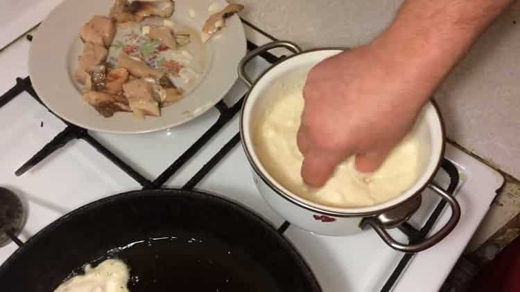 Pour faire cuire du poisson dans la pâte, faites-le frire dans une casserole