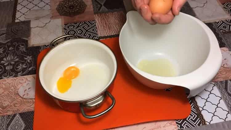 Battez les œufs pour faire la pâte.