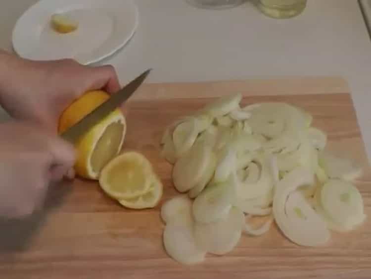 Da biste kuhali riblji char, izrežite limun