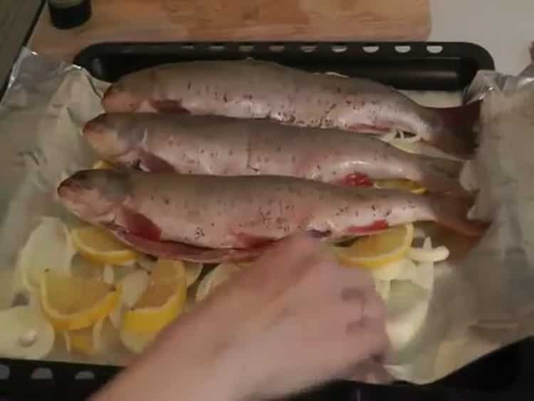 Para cocinar pescado carbonizado, precaliente el horno