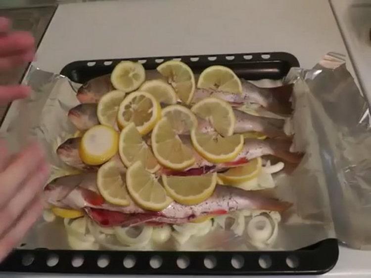Para preparar el pescado carbonizado ponga los ingredientes en el papel aluminio.