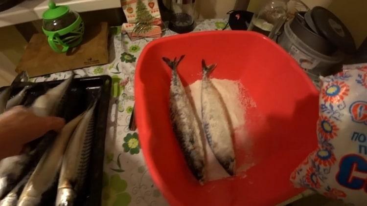 Para cocinar pescado ahumado en caliente, salar el pescado