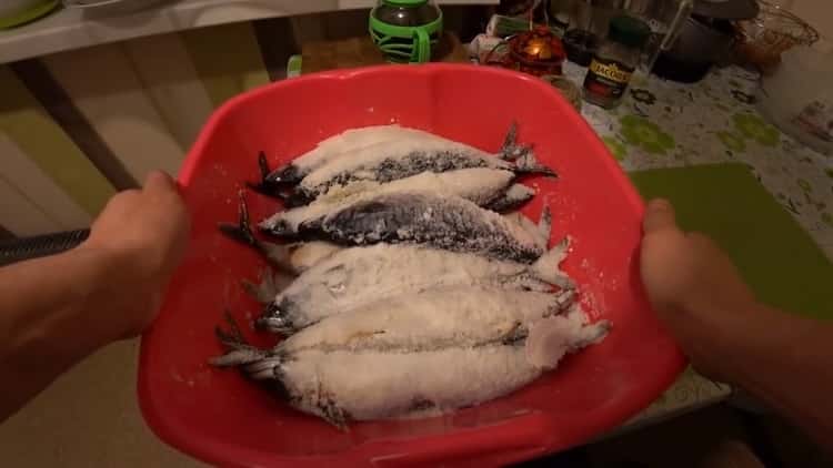 Para cocinar pescado ahumado caliente, prepare todo lo que necesita