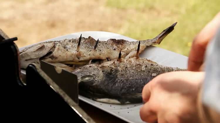 le poisson grillé est prêt