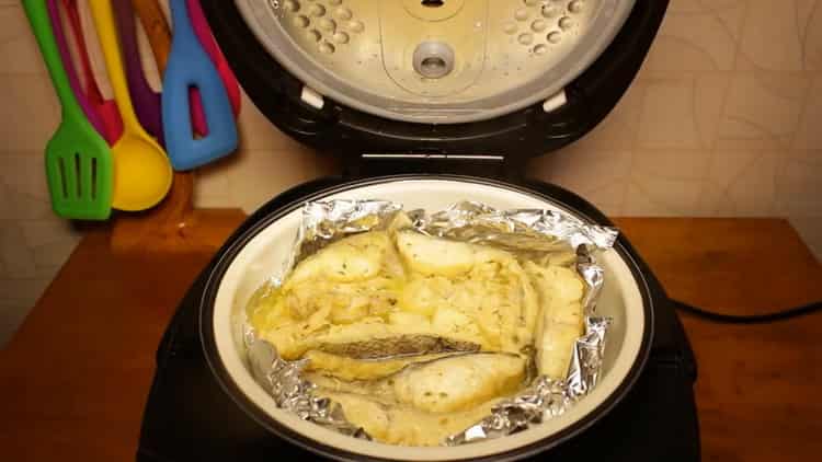 Da biste kuhali ribu na pari u laganoj pećnici, stavite obrazac za kuhanje