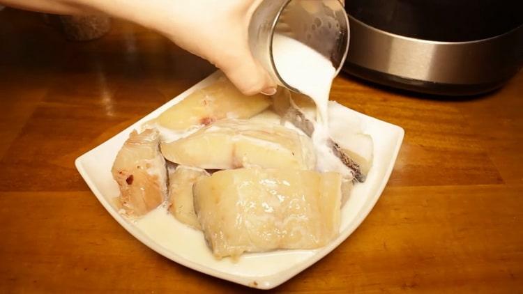 Pentru a găti pește la aburi într-un aragaz lent, umpleți peștele cu lapte