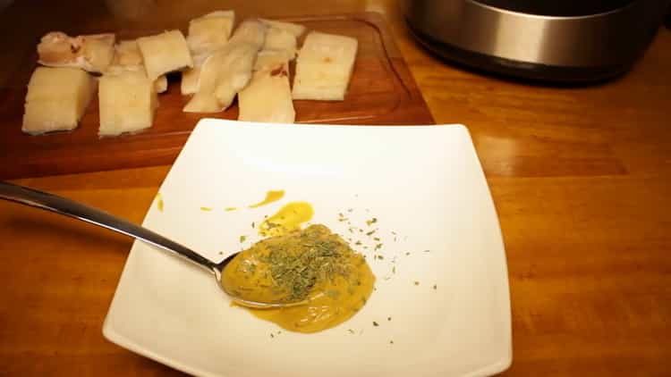 Para cocinar pescado al vapor en una olla de cocción lenta, prepare la salsa