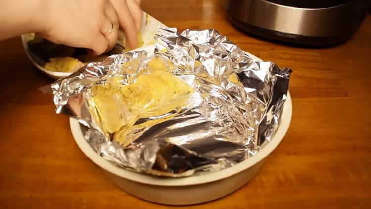 Para cocinar pescado al vapor en una olla de cocción lenta, prepare papel de aluminio.