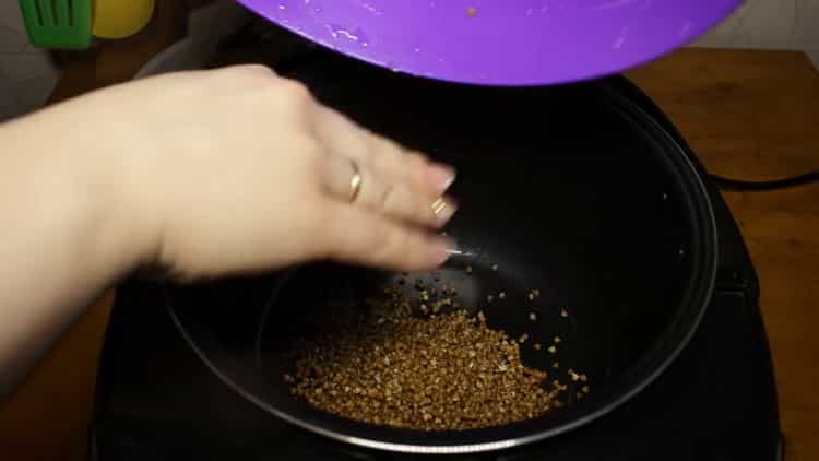 Para cocinar pescado al vapor en una olla de cocción lenta, prepare el trigo sarraceno