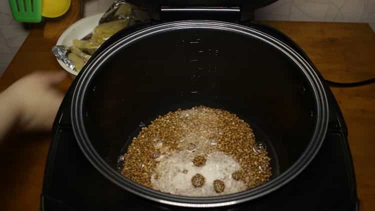 Para cocinar pescado al vapor en una olla de cocción lenta, agregue agua al tazón