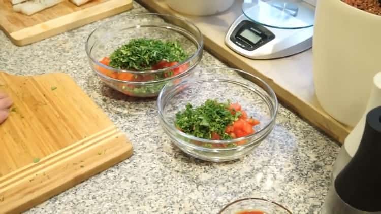 Para la preparación de pescado en griego, mezcle los ingredientes.