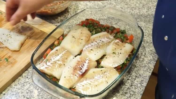 Para cocinar pescado en griego, ponga el pescado en tomates