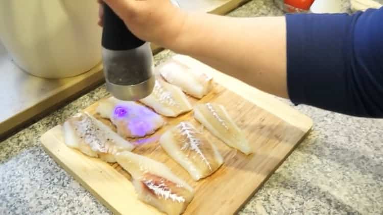 Para cocinar pescado en griego, salar el pescado