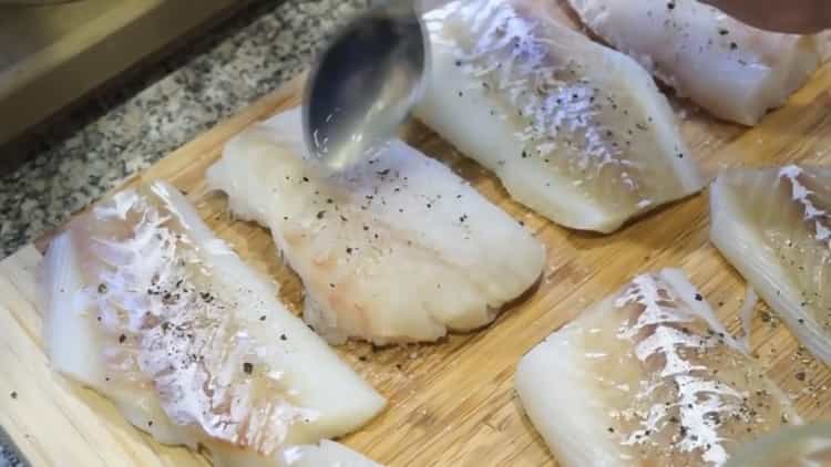 Upang ihanda ang mga isda sa Greek, maghanda ng lemon juice