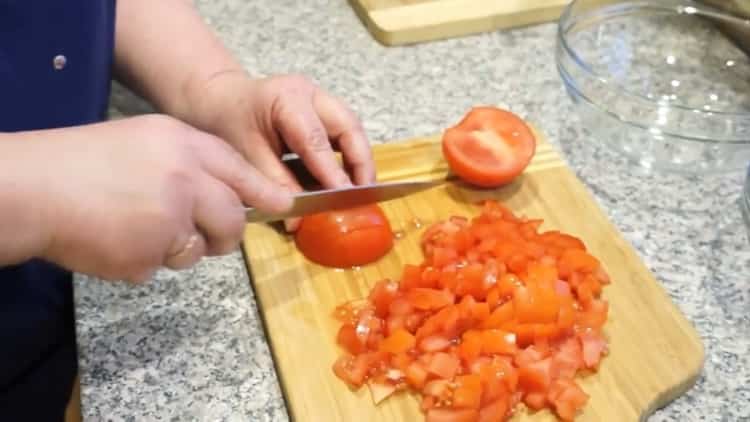 Pour cuire du poisson, couper des tomates grecques