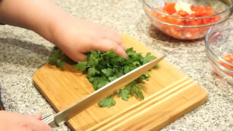 Para cocinar pescado en griego, corte las verduras