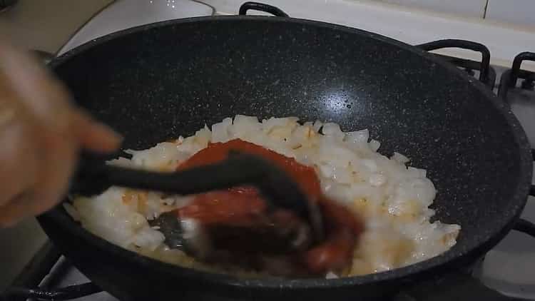 Para preparar pescado bajo el adobo de cebolla y zanahoria, prepare la salsa