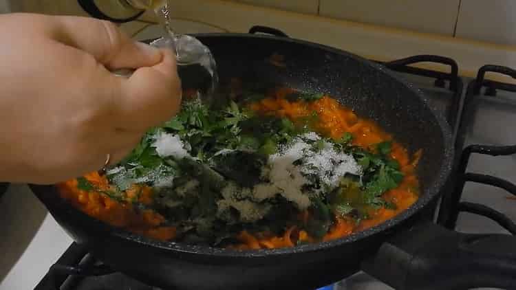 Para preparar pescado bajo la marinada de cebolla y zanahoria, vierta agua