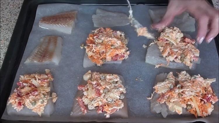 Para cocinar pescado bajo un abrigo de piel en el horno, ponga el relleno sobre el pescado.
